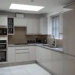 Villa Luxury 6 Bed Near Centre With Cinema & Games 5 Bathrooms