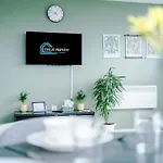Apartment Stylish Apartment, Sleeps 6, Pool Table, Smart Tvs, Parking Available