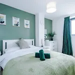 Stylish Apartment, Sleeps 6, Pool Table, Smart Tvs, Parking Available Apartment Manchester