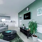 Stylish Apartment, Sleeps 6, Pool Table, Smart Tvs, Parking Available *