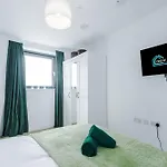 Apartment Stylish Apartment, Sleeps 6, Pool Table, Smart Tvs, Parking Available
