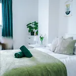 Stylish Apartment, Sleeps 6, Pool Table, Smart Tvs, Parking Available Apartment *
