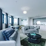 Stylish Apartment, Sleeps 6, Pool Table, Smart Tvs, Parking Available Apartment