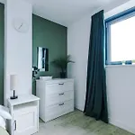 Stylish Apartment, Sleeps 6, Pool Table, Smart Tvs, Parking Available Apartment *