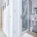 Stylish Apartment, Sleeps 6, Pool Table, Smart Tvs, Parking Available