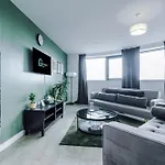 Stylish Apartment, Sleeps 6, Pool Table, Smart Tvs, Parking Available Apartment