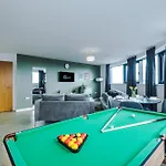 Stylish Apartment, Sleeps 6, Pool Table, Smart Tvs, Parking Available Manchester