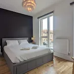 Adelphi Townhouse Contemporary 2 Bed 1 Bath 1 Wc