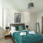 Zeni, Alexandra Rise Cool 1br Flat Apartment