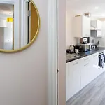 Fantastic 1 Bedroom Appartamento *