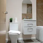 Modern 1 Bedroom In Apartment *
