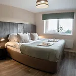 Modern 1 Bedroom In Apartment *