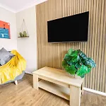 Centre House, Perfect For Long Stays! Parking, Wifi, Outdoor Space Tatil Evi