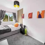 Centre House, Perfect For Long Stays! Parking, Wifi, Outdoor Space Tatil Evi Manchester