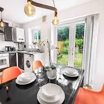 Centre House, Perfect For Long Stays! Parking, Wifi, Outdoor Space Manchester