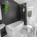 Centre House, Perfect For Long Stays! Parking, Wifi, Outdoor Space * Manchester