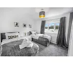 Centre House, Perfect For Long Stays! Parking, Wifi, Outdoor Space Tatil Evi Manchester