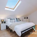 Spacious 4bdr House By Vista Short Lets & Serviced With Driveway Parking & Pool Table Holiday home Manchester