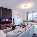 Spacious 4bdr House By Vista Short Lets & Serviced With Driveway Parking & Pool Table *