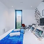 Modern 2 Bedroom By Vista Short Lets & Serviced With Free Wifi & Dart Board