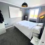 View Large 5br Town House Parking * Manchester