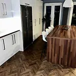 View Large 5br Town House Parking Holiday home *