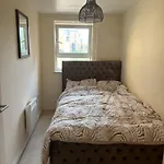 2 Bedroom Modern Salford Apartment *