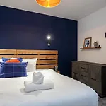 Superb 2 Bed Flat 5min To Old Trafford Stadium *