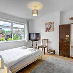 Stylish Family In Old Trafford, - Pass The Keys Tatil Evi