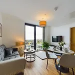 Apartamento New! 2 Bedroom Flat In Waters By With Us, Perfect For Families, Couples & Groups, Free Private Parking!