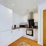 New! 2 Bedroom Flat In Waters By With Us, Perfect For Families, Couples & Groups, Free Private Parking! Apartamento