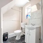 Private Retreat For 3 Near Centre *