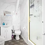 Private Retreat For 3 Near Centre *