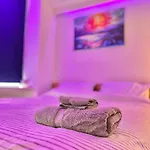 Lux Super King Private Bath Mediacity, Mufc, Salford