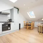 Scandi Loft Style - Sleeps 6 - Near Airport *