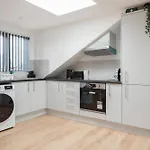 Scandi Loft Style - Sleeps 6 - Near Airport Apartamento *
