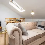Scandi Loft Style - Sleeps 6 - Near Airport *