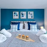 New! Stylish 2-bed In By 53 Degrees Property, Great Location - Sleeps 6! Manchester