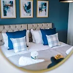 New! Stylish 2-bed In By 53 Degrees Property, Great Location - Sleeps 6! Appartamento