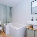 New! Stylish 2-bed In By 53 Degrees Property, Great Location - Sleeps 6! Appartamento