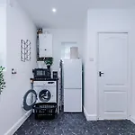 Stylish Home, Games Room, Sleeps 6, Large Driveway, Perfect For Groups Manchester