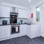 Stylish Home, Games Room, Sleeps 6, Large Driveway, Perfect For Groups * Manchester