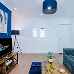 Daire Stylish Home, Games Room, Sleeps 6, Large Driveway, Perfect For Groups Manchester