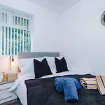 Daire Stylish Home, Games Room, Sleeps 6, Large Driveway, Perfect For Groups Manchester