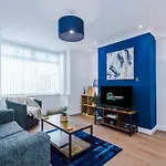 Stylish Home, Games Room, Sleeps 6, Large Driveway, Perfect For Groups *