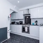 Daire Stylish Home, Games Room, Sleeps 6, Large Driveway, Perfect For Groups Manchester