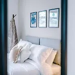 Stylish Home, Games Room, Sleeps 6, Large Driveway, Perfect For Groups Manchester