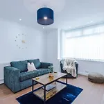 Daire Stylish Home, Games Room, Sleeps 6, Large Driveway, Perfect For Groups Manchester