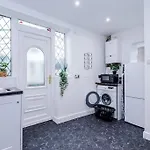 Daire Stylish Home, Games Room, Sleeps 6, Large Driveway, Perfect For Groups *