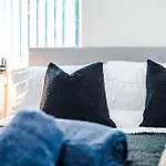 Stylish Home, Games Room, Sleeps 6, Large Driveway, Perfect For Groups * Manchester